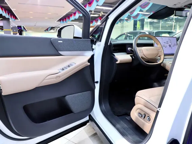 Xpeng X9 — Фото автомобиля 8