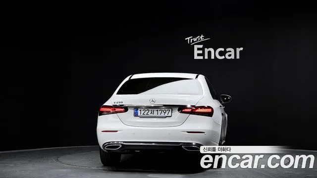 Mercedes-Benz E-Class — Фото автомобиля 4