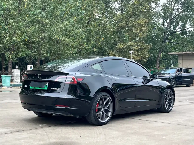Tesla Model 3 — Фото автомобиля 14