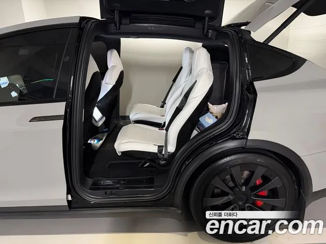 Tesla Model X — Фото автомобиля 9