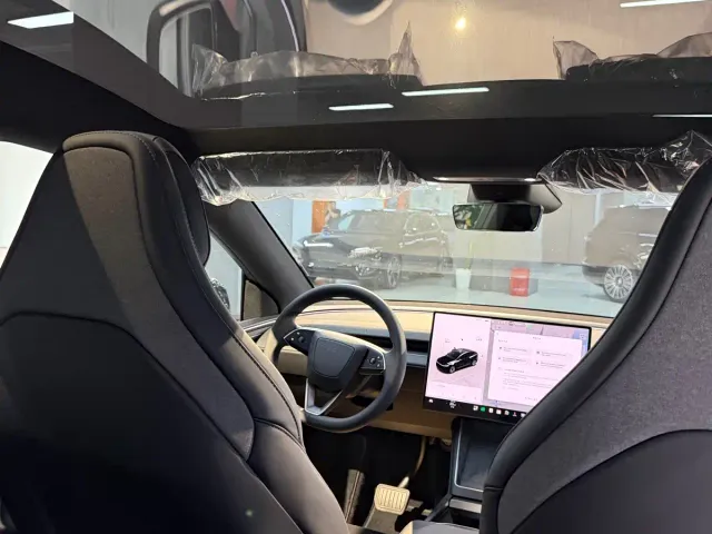 Tesla Model Y L — Фото автомобиля 9