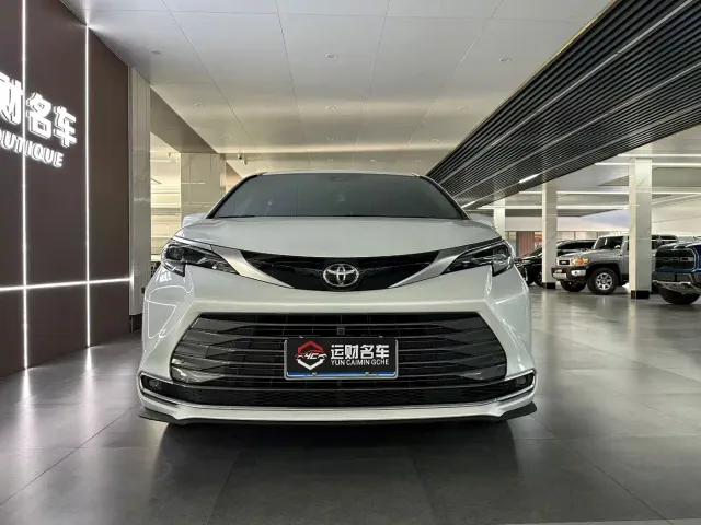 Toyota Sienna — Фото автомобиля 2
