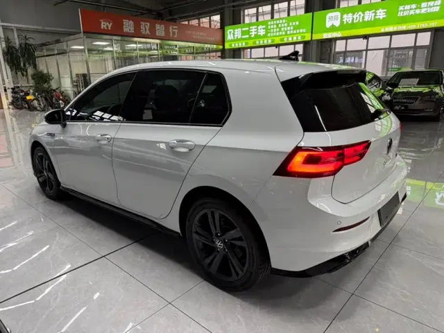 Volkswagen Golf — Фото автомобиля 7