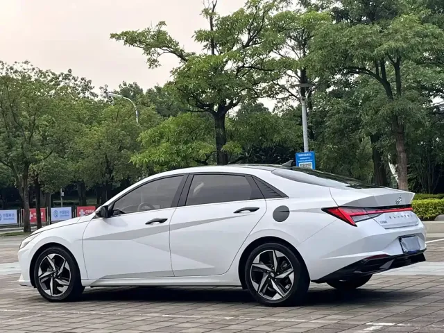 Hyundai Elantra 2022 1.5L CVT LUX Premium Edition — Фото автомобиля 16