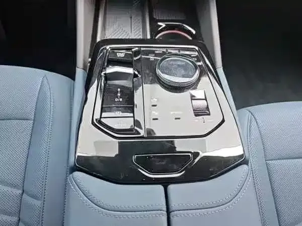 BMW i5 — Фото автомобиля 11