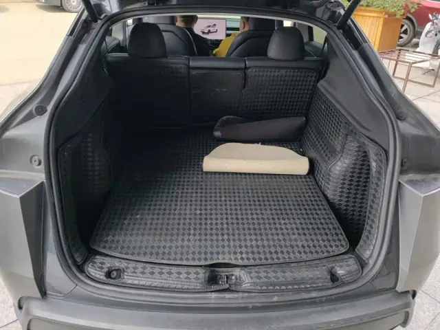 Tesla Model Y — Фото автомобиля 4