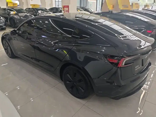 Tesla Model 3 — Фото автомобиля 4