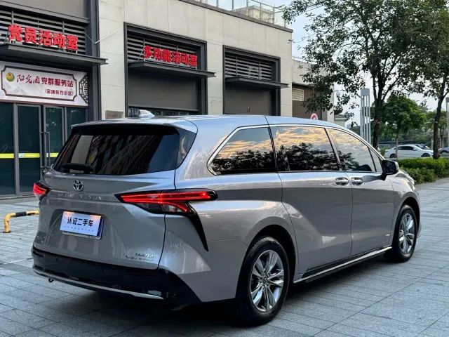 Toyota Sienna — Фото автомобиля 11
