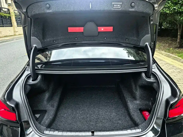BMW 5 Series — Фото автомобиля 15