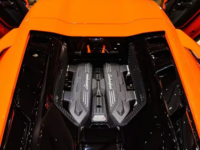 Lamborghini Revuelto — Фото автомобиля 5
