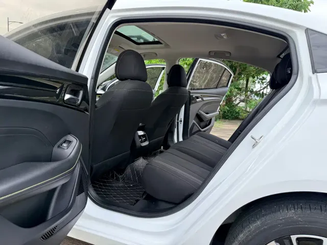 Roewe i5 — Фото автомобиля 17