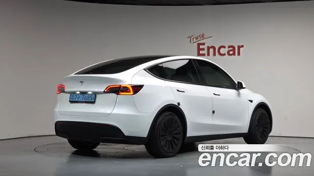 Tesla Model Y — Фото автомобиля 2