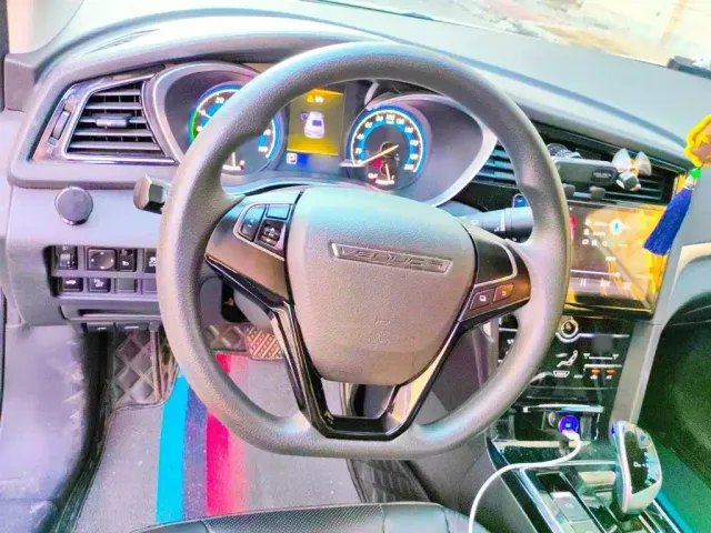 Venucia D60 EV — Фото автомобиля 2