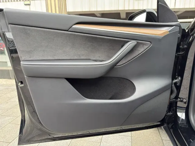 Tesla Model Y — Фото автомобиля 4