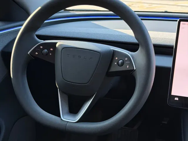 Tesla Model 3 — Фото автомобиля 9