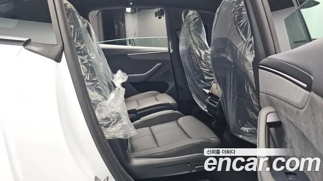 Tesla Model Y — Фото автомобиля 10