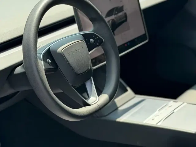 Tesla Model 3 — Фото автомобиля 6