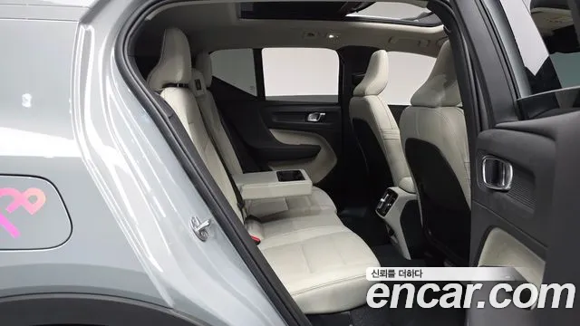 Вольво XC40 — Фото автомобиля 11