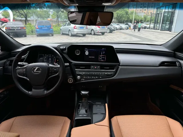 Lexus ES — Фото автомобиля 12