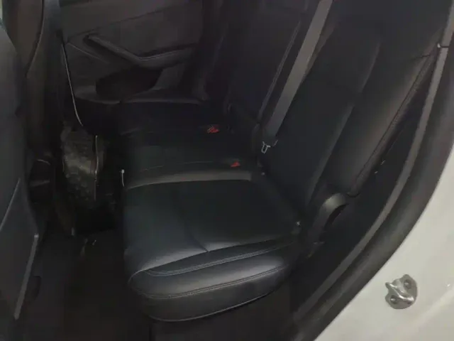 Tesla Model Y — Фото автомобиля 16