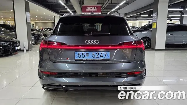 Audi e-tron — Фото автомобиля 4