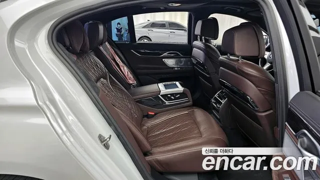 BMW 7-Series — Фото автомобиля 10