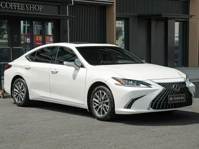 Lexus ES — Фото автомобиля 3
