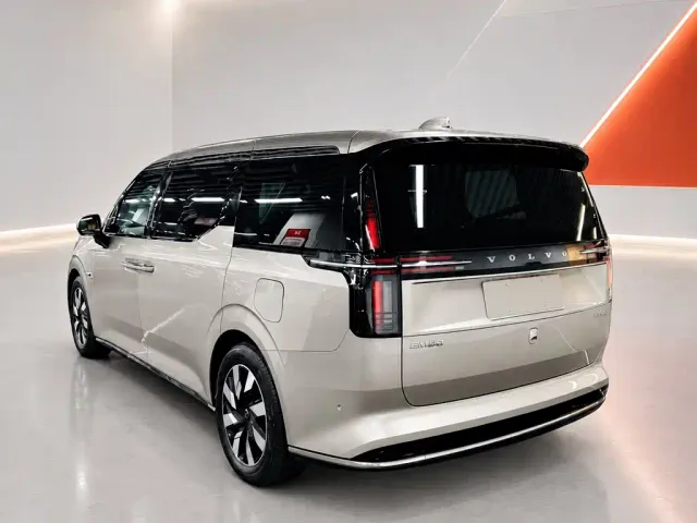 Volvo EM90 — Фото автомобиля 4
