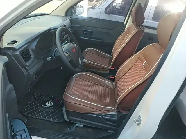 Wuling Hongguang V — Фото автомобиля 14