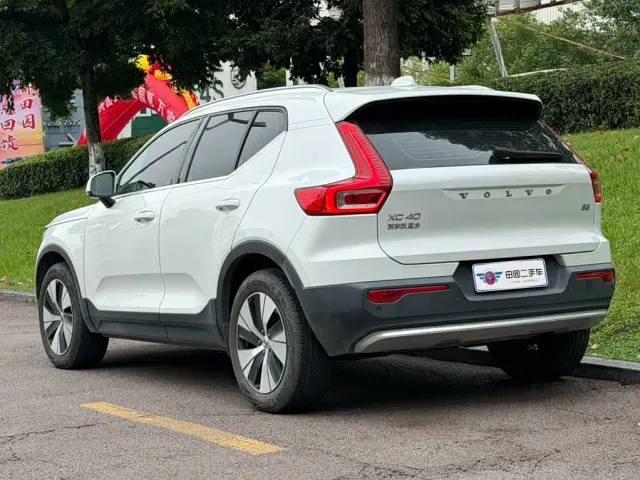 Volvo XC40 — Фото автомобиля 4