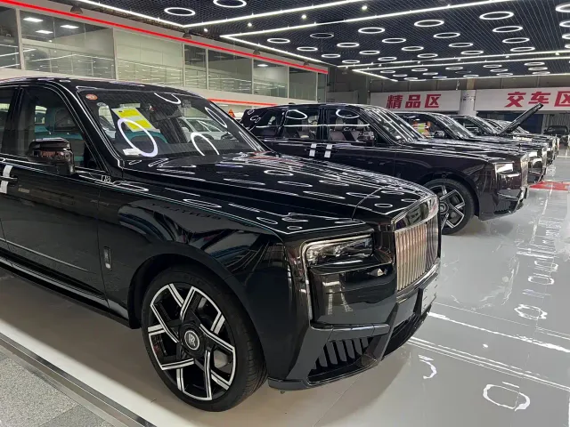 Rolls-Royce Cullinan — Фото автомобиля 2