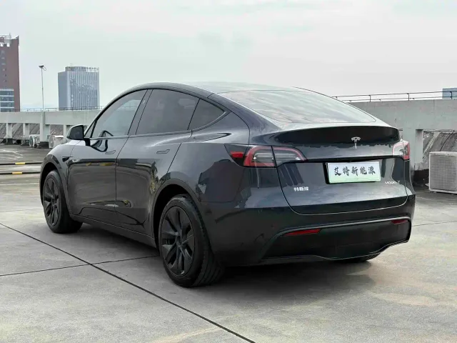 Tesla Model Y — Фото автомобиля 3