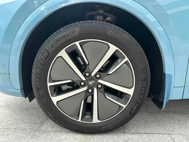 Li Auto L7 — Фото автомобиля 6