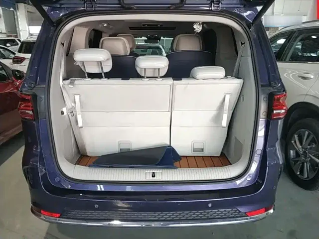 Roewe iMAX8 — Фото автомобиля 18