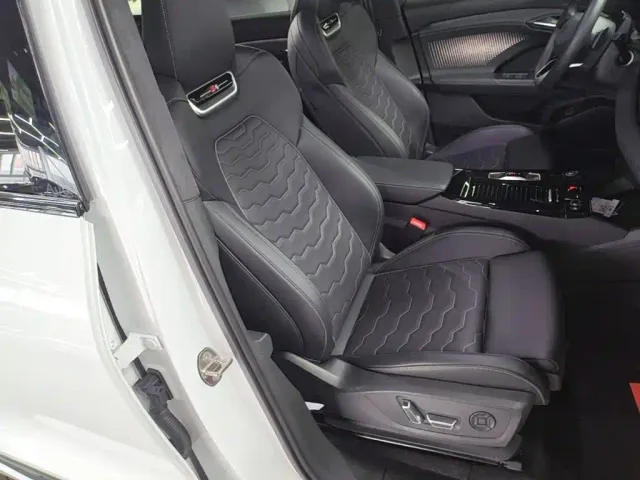Audi Q6L e-tron — Фото автомобиля 24