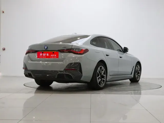 BMW i4 — Фото автомобиля 4