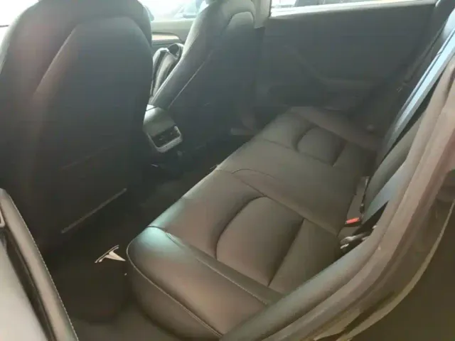 Tesla Model 3 — Фото автомобиля 16