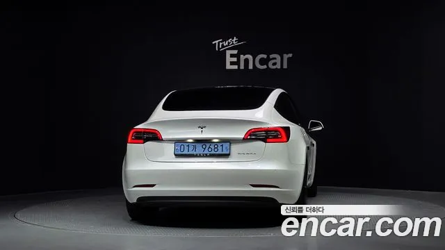 Tesla Model 3 — Фото автомобиля 4