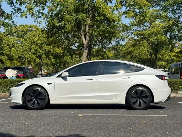 Tesla Model 3 — Фото автомобиля 3