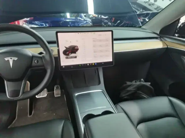 Tesla Model Y — Фото автомобиля 12