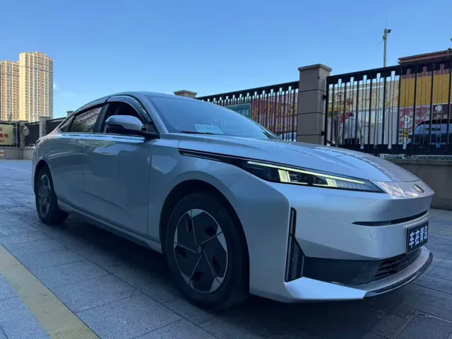Changan Qiyuan A05 — Фото автомобиля 3