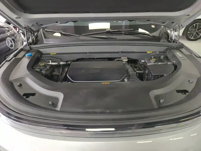 Li Auto L8 — Фото автомобиля 19