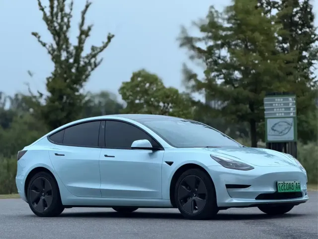Tesla Model 3 — Фото автомобиля 3