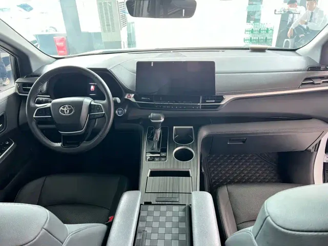 Toyota Sienna — Фото автомобиля 10
