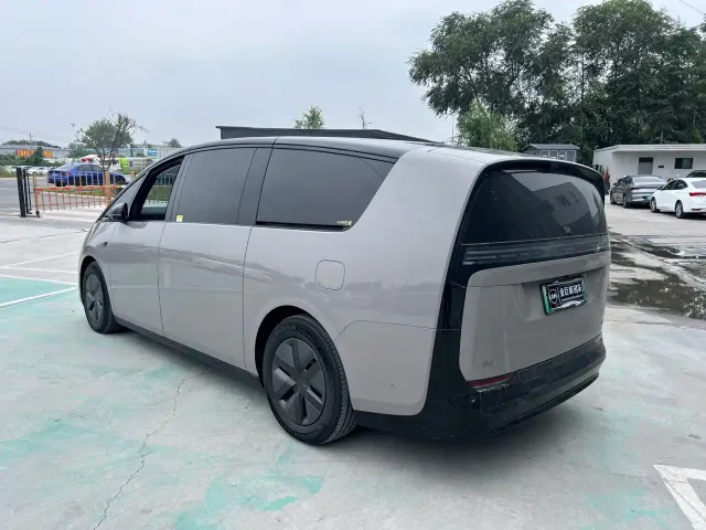 Li Auto MEGA — Фото автомобиля 12