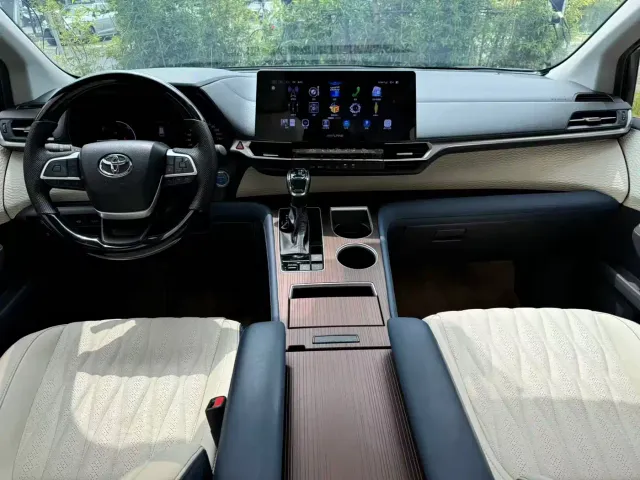 Toyota Sienna — Фото автомобиля 7
