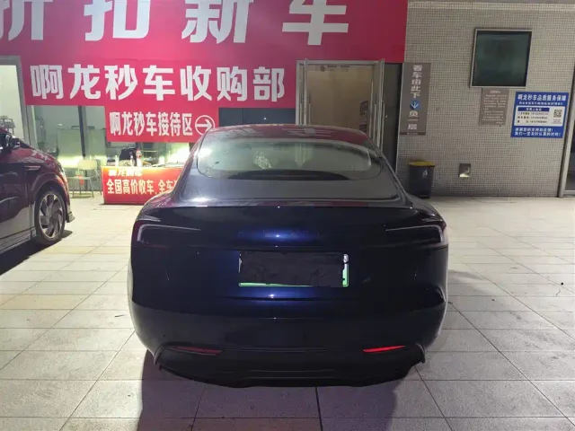 Tesla Model 3 — Фото автомобиля 8