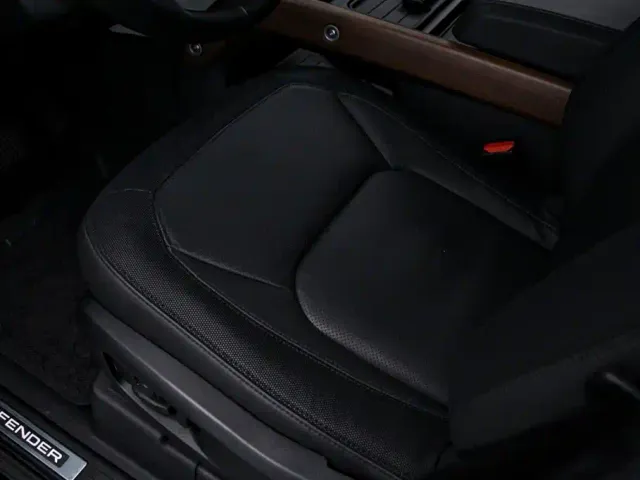 Land Rover Defender — Фото автомобиля 16