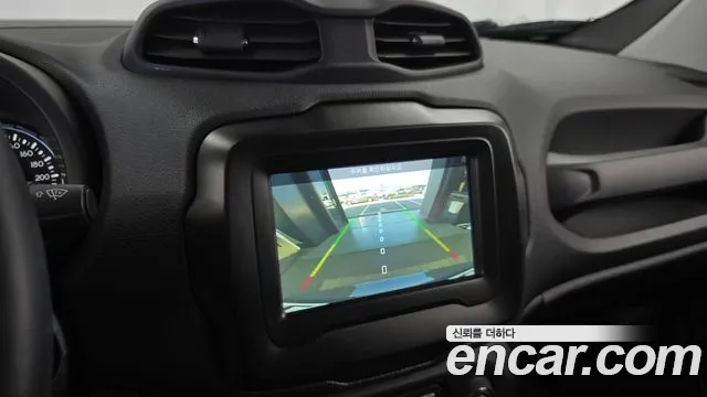 Jeep Renegade — Фото автомобиля 11