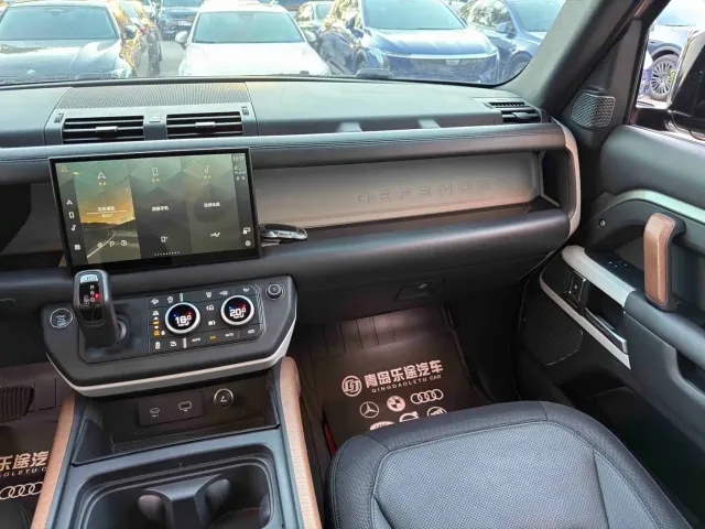 Land Rover Defender — Фото автомобиля 12